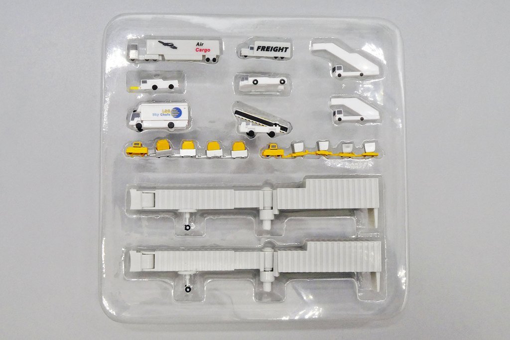 1/400 20 Piece Ground Service Equipment Set GSE JC Wings JCGSESETA - Midwest Model Store
