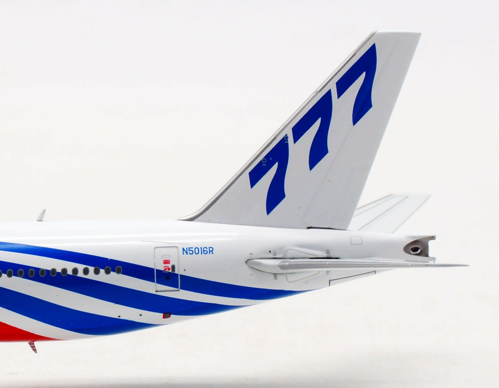 1/400 Boeing Aircraft Company "House Colors" B 777-300ER Aviation400 AV4091 (Includes free stand) - Midwest Model Store
