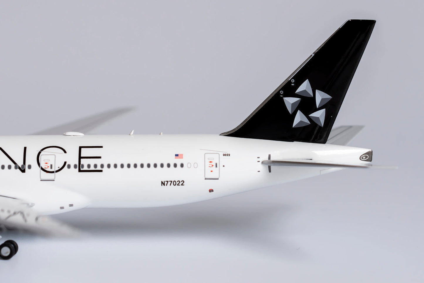 1/400 United Airlines B 777-200ER "Star Alliance Livery" NG Models 72001 *Has touched up paint chips*