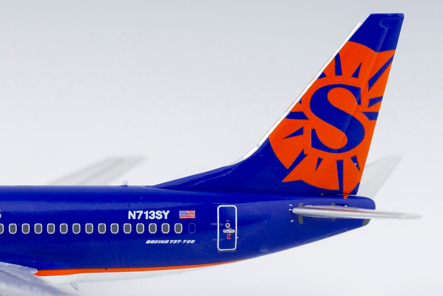 1/400 Sun Country Airlines B 737-700 "Delivery Colors" NG Models 77011