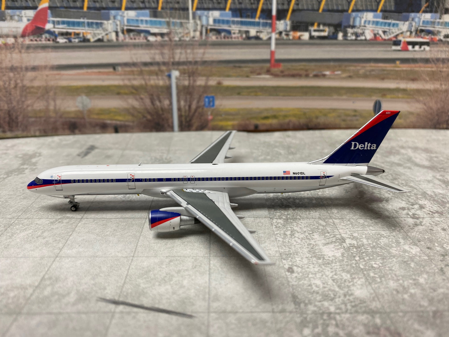 1/400 Delta Airlines B 757-200 NG Models 53170 *Missing "Delta Air Lines" titles on one side of fuselage*