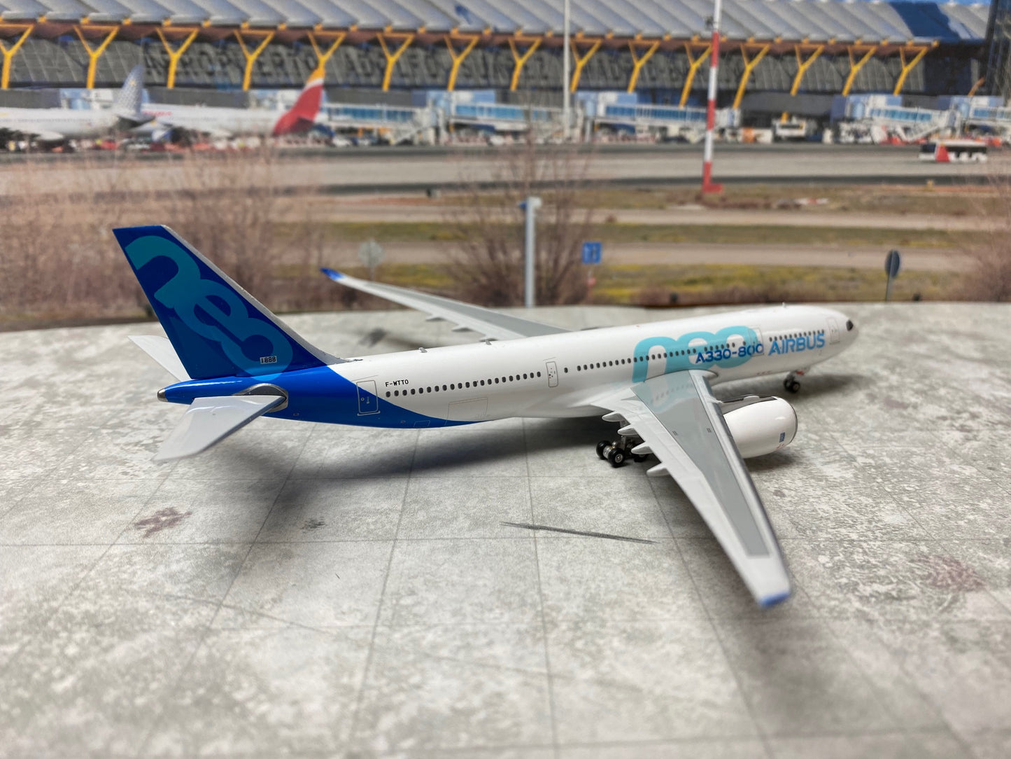 1/400 Airbus Industries A330-800 "House Colors" Phoenix Models PH411555