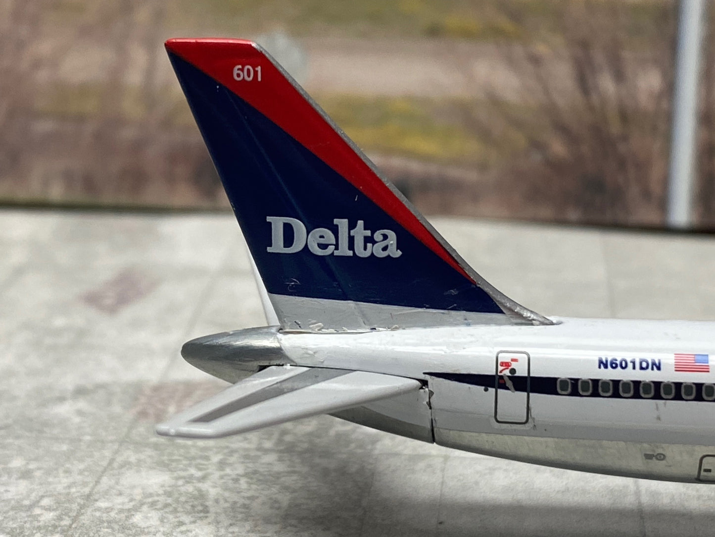 1/400 Delta Airlines B 757-200 Gemini Jets GJDAL073 *Prior paint repair on tail*