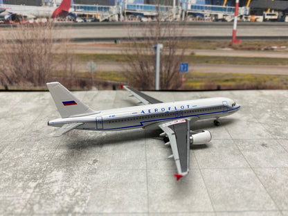 *1/400 Aeroflot A320 "Retro" Herpa Wings 562379