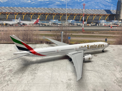 1/400 Emirates B 777-300ER Gemini Jets GJUAE1609 *Minor paint chipping on tail*