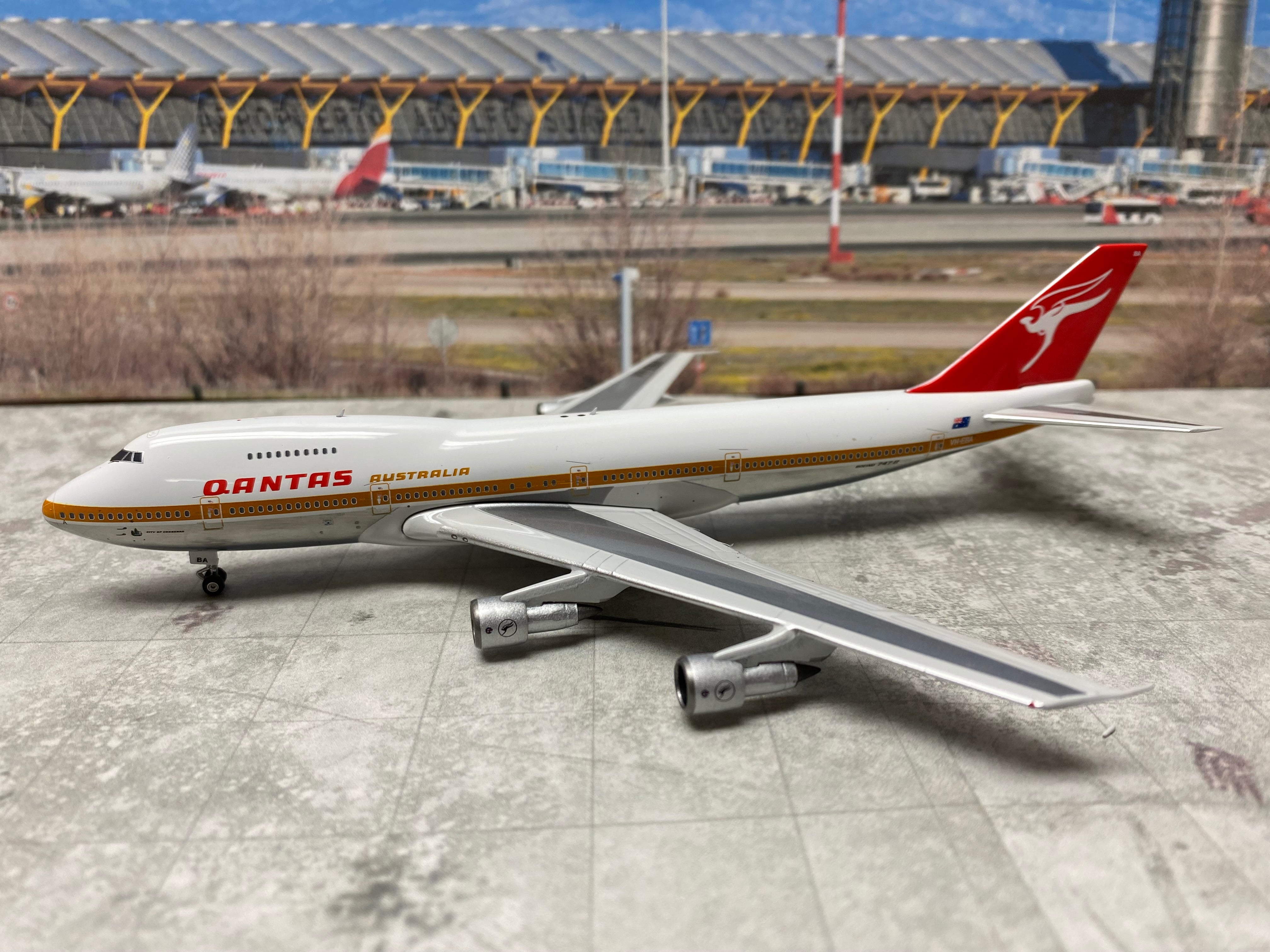 1/400 Qantas B 747-200 Phoenix Models PH4QFA2143 *Broken wing antenna and  missing landing gear tires*