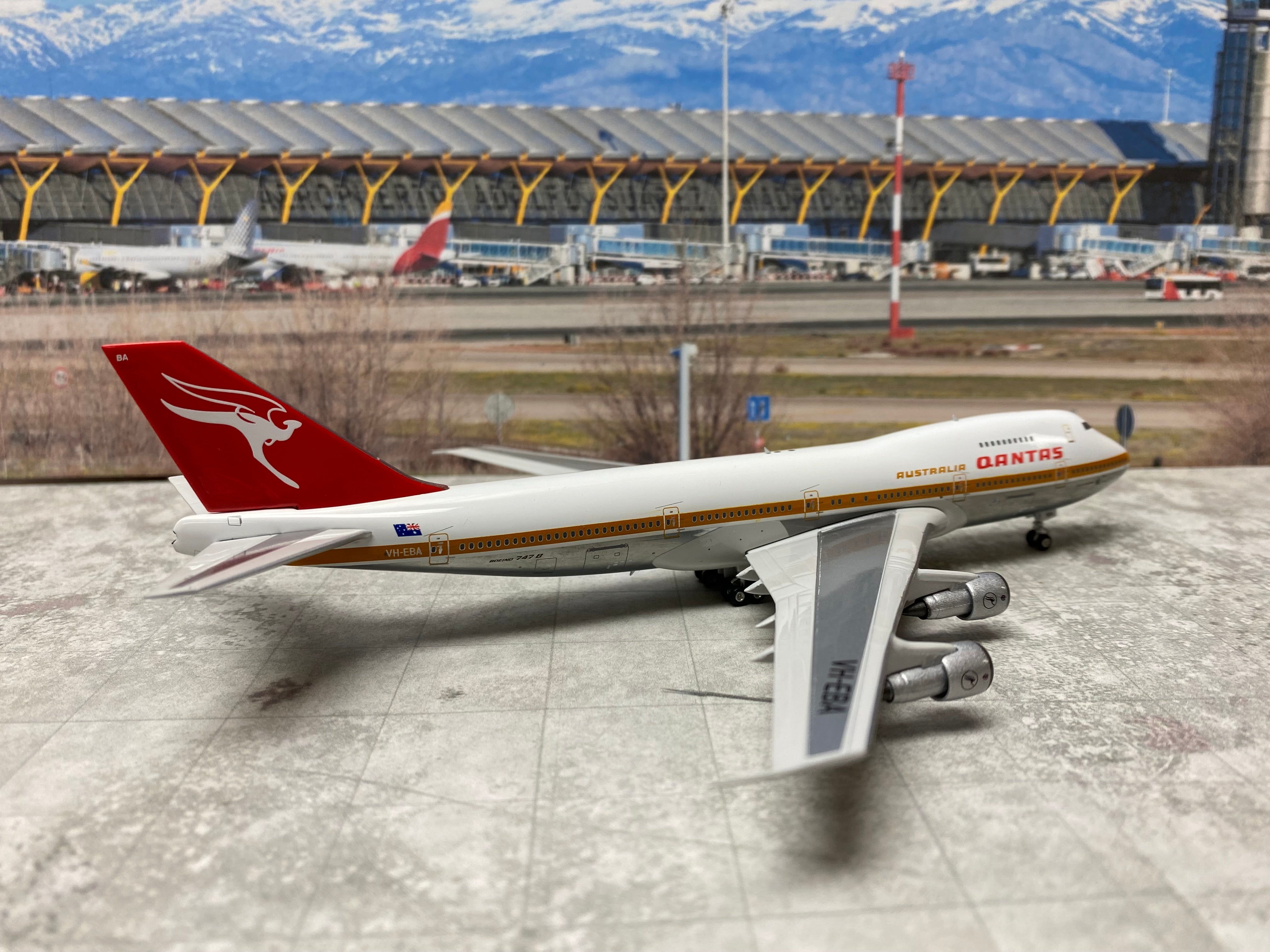 1/400 Qantas B 747-200 Phoenix Models PH4QFA2143 *Broken wing antenna and  missing landing gear tires*