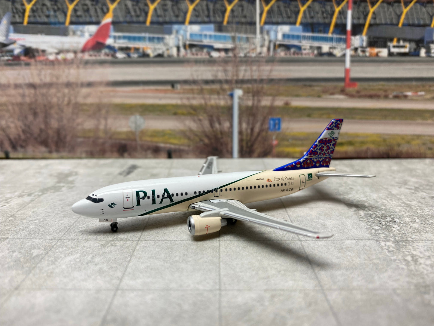 1/400 PIA Pakistan International Airlines B 737-300 "City of Saints" Phoenix Models PH4PIA267
