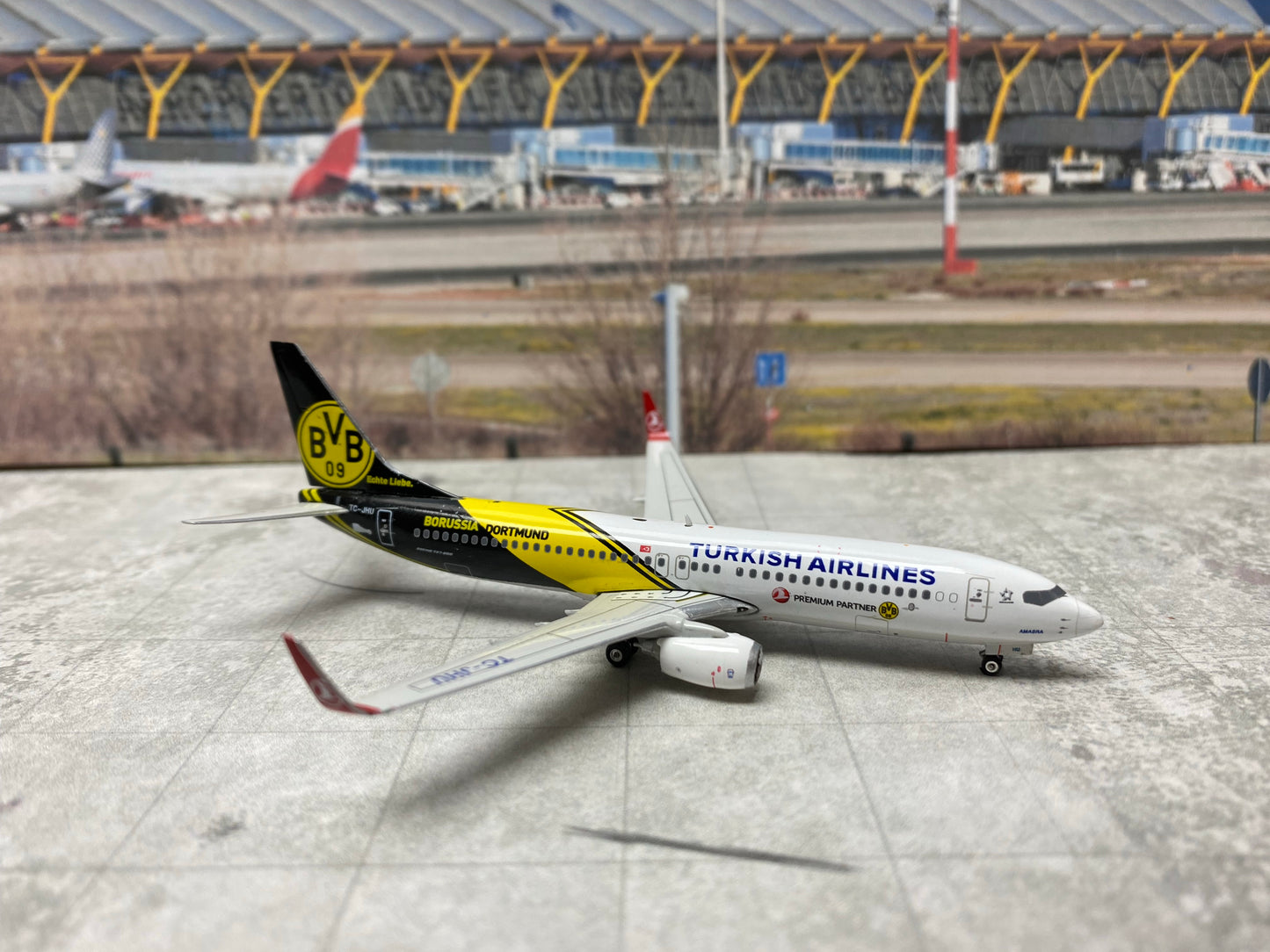 *1/400 Turkish Airlines B 737-800 "Borussia Dortmund" Phoenix Models PH4THY1363